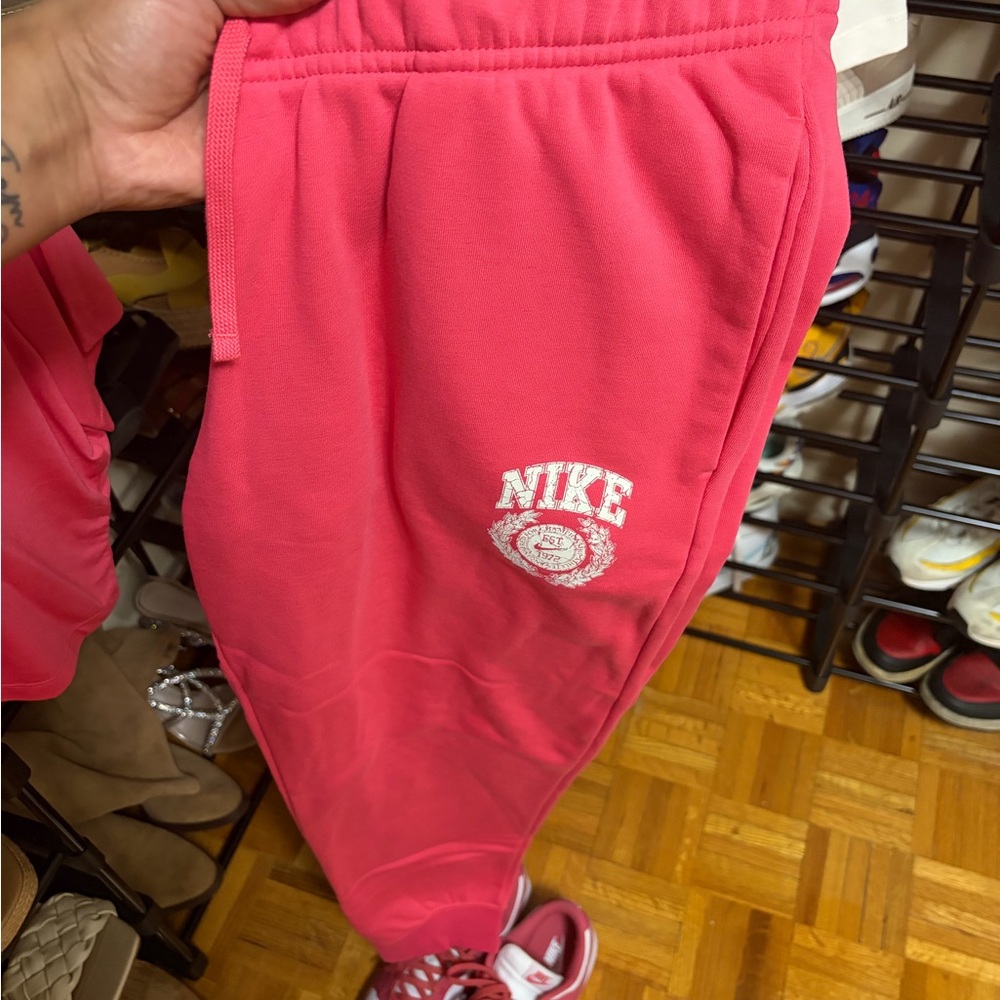 Nike Women’s jogger & tee - Picture 4 of 5